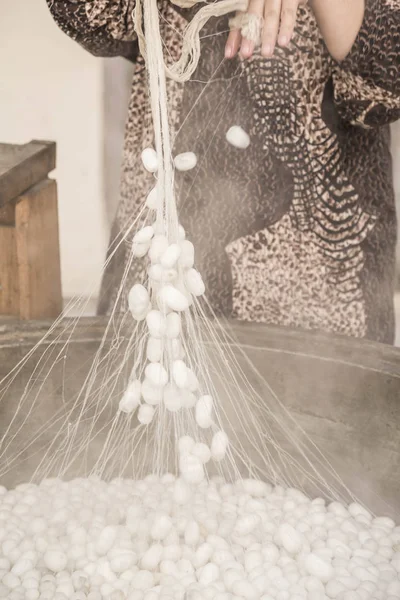 Кипящие коконы шелкопряда для производства шелковой веревки — стоковое фото