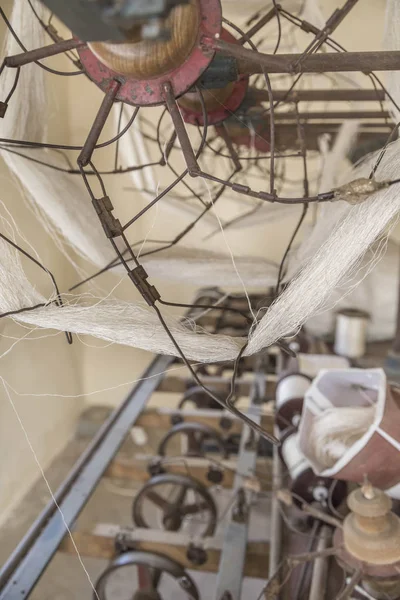Machine manuelle pour produire de la fibre de soie à partir de vers à soie — Photo