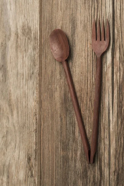 Cuchara tallada y tenedor en una mesa de madera con espacio para copiar — Foto de Stock