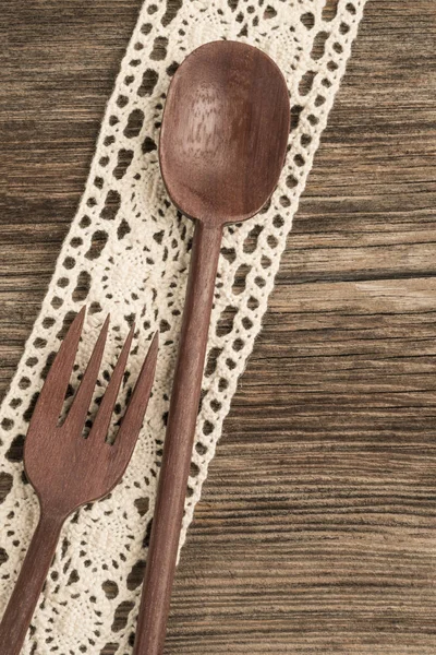 Cuchara tallada y tenedor en una mesa de madera con espacio para copiar — Foto de Stock