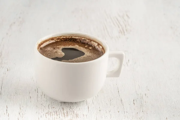 Primer plano taza de café en una mesa de madera con espacio para copiar — Foto de Stock