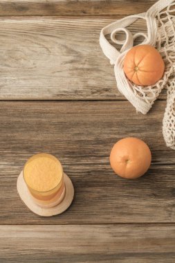 Bir bardak taze sıkılmış portakal suyu masada