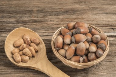 Tahta bir masada fındık ezmesi ve fotokopi alanı.