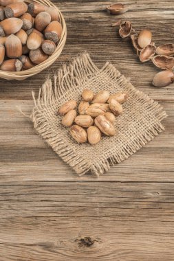 Tahta bir masada fındık ezmesi ve fotokopi alanı.