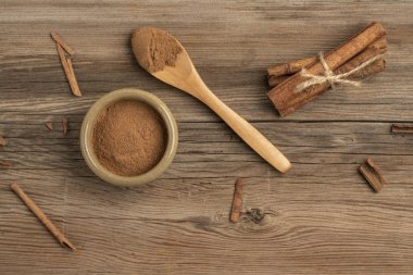 Tarçın tozu ve sopalar kopyalama alanı olan ahşap bir masada.