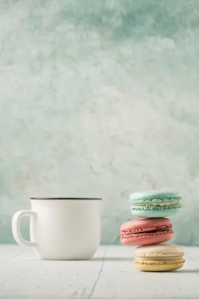 Egy halom macaroons és egy csésze kávé az asztalon — Stock Fotó