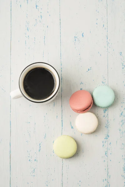 Franse macarons en een kop koffie op tafel — Stockfoto