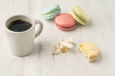 Renkli kurabiyeler ve bir fincan kahve.