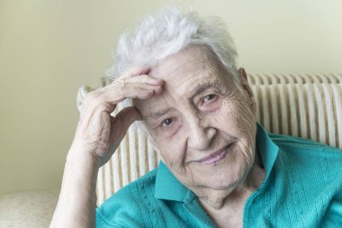 Gülümseyen yaşlı bir kadının buruşuk yüzü.