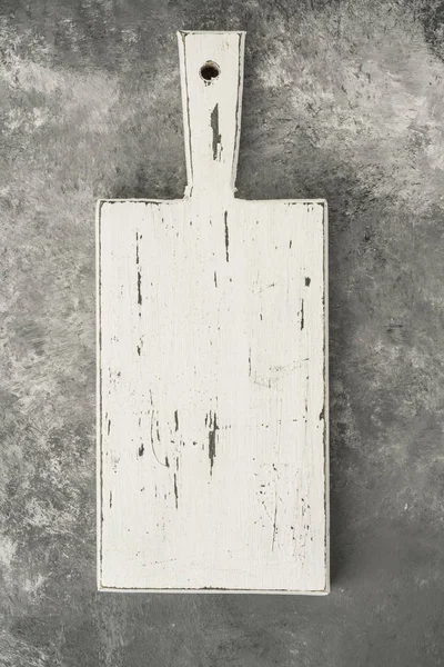 Tabla de cortar blanca en un gris con espacio de copia — Foto de Stock