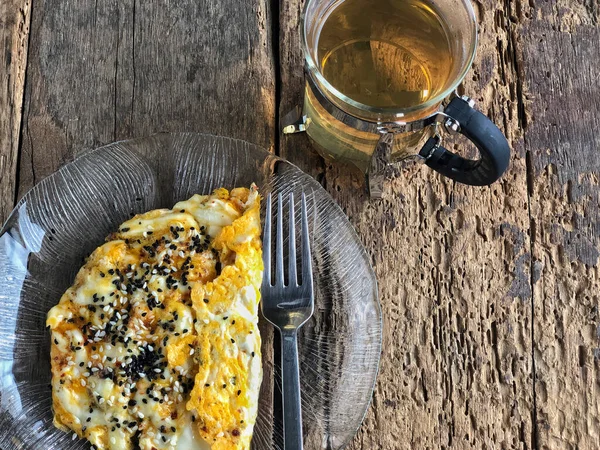 Glas Grüner Tee Und Ein Omelett Mit Käse Auf Einem — Stockfoto
