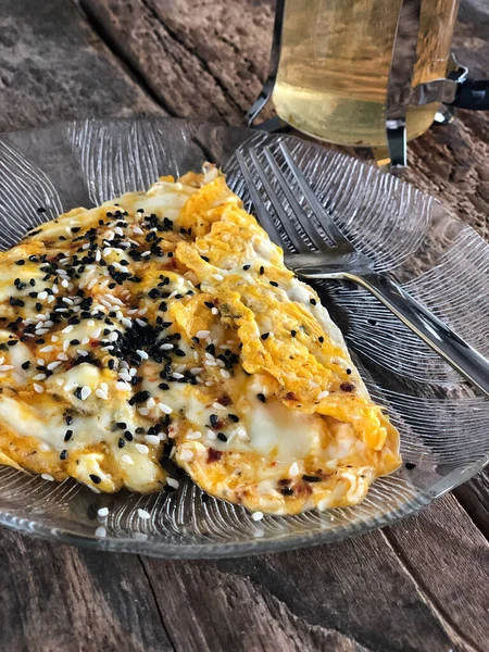 Vidro Chá Verde Uma Omeleta Com Queijo Uma Mesa Madeira — Fotografia de Stock