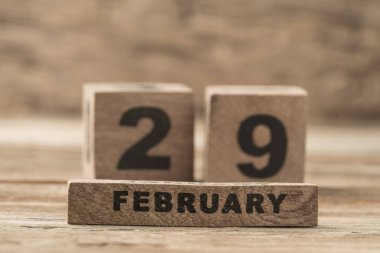 Fotokopi alanı olan ahşap arkaplanda Şubat ayı için küp takvimi kapat
