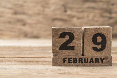 Fotokopi alanı olan ahşap arkaplanda Şubat ayı için küp takvimi kapat