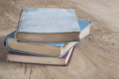 kopya alanı ile ahşap bir masa üzerinde eski kitap yığını