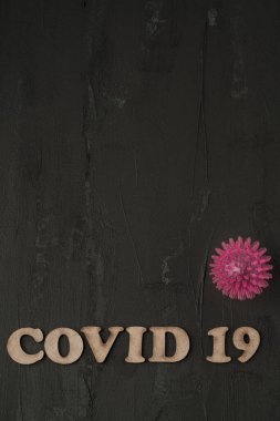 Siyah üzerine Covid 19 Corona virüsü. Dünya Sağlık Örgütü WHO, COVID-19 adlı Coronavirus hastalığına yeni bir resmi isim verdi