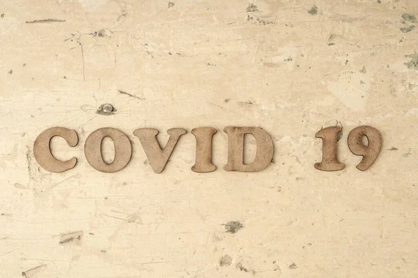流行コロナウイルスCovid 19書かれた木彫りの手紙で表 — ストック写真