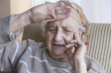 Son sınıf öğrencisi bir kadın eliyle daha azını kontrol ediyor. Covid-19 Corona virüsünün semptomlarından biri daha az..