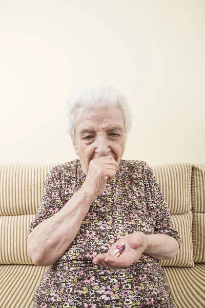 Una Mujer Mayor Sosteniendo Pastillas Para Dejar Toser Menos Uno — Foto de Stock