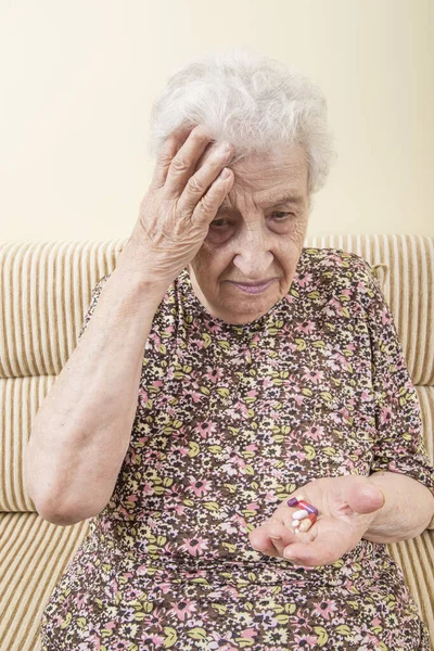 Una Mujer Mayor Tomando Pastillas Para Temperatura Menos Uno Los — Foto de Stock