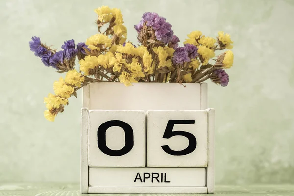 Calendário Cubo Para Abril Decorado Com Flores Contra Fundo Verde — Fotografia de Stock