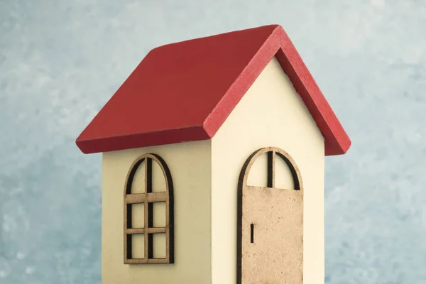Mały Drewniany Rzeźbiony Dom Niebiesko Białym Tle Przestrzenią Kopiowania — Zdjęcie stockowe