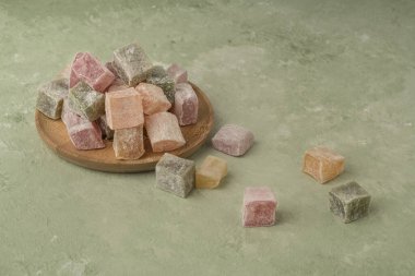 Fotokopi alanı olan yeşil bir zemin üzerinde Türk lezzetlerinin renkli çeşitliliği