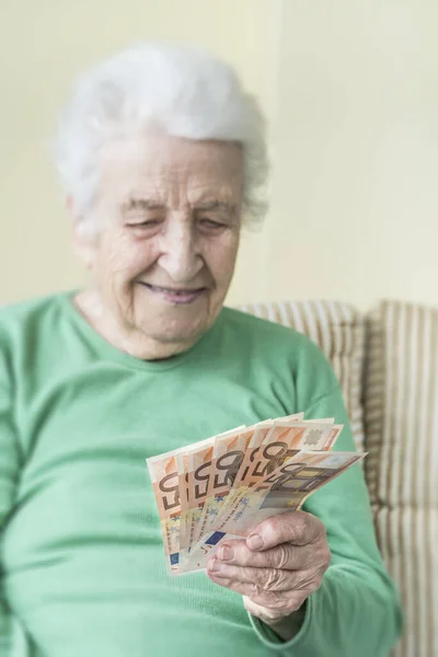 Kırış Kırış Elinde Avro Banknotları Arayan Mutlu Bir Yaşlı Kadın — Stok fotoğraf