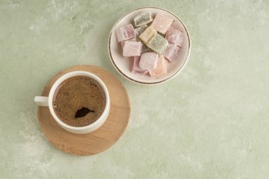 Fotokopi odalı yeşil üzerine Türk lokumu ve kahve