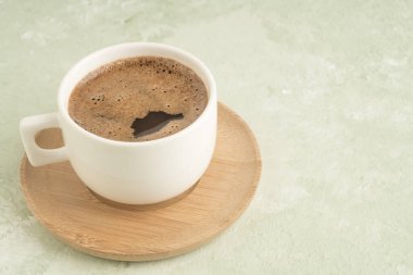Fotokopi alanı olan yeşil bir fincan Türk kahvesi.