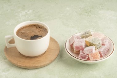 Renkli Türk lezzetleri ve yeşil üzerine bir fincan kahve.