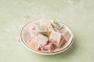 Yeşil arka planda Türk lezzetlerinin renkli çeşitliliği