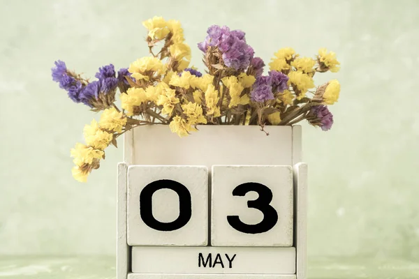 White Cube Calendar May Decorated Flowers Green Background Copy Space — Stock Photo, Image