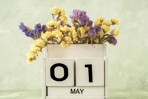 Calendario Cubo Blanco Para Mayo Decorado Con Flores Sobre Fondo — Foto de Stock