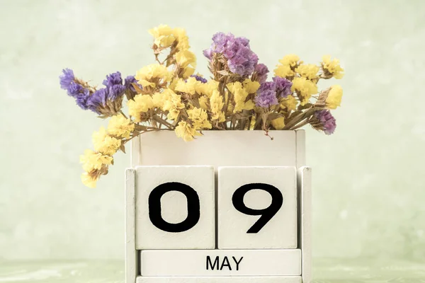 Calendário Cubo Branco Para Pode Decorado Com Flores Sobre Fundo — Fotografia de Stock