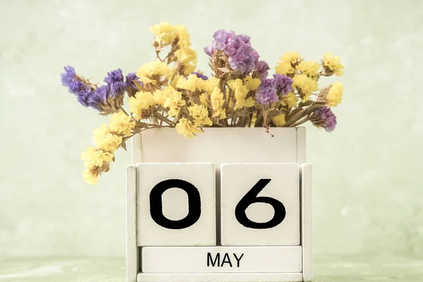 Calendário Cubo Branco Para Pode Decorado Com Flores Sobre Fundo — Fotografia de Stock