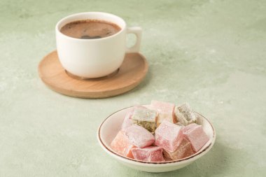 Renkli Türk zevkleri ve yeşil zemin üzerinde fotokopi alanı olan bir fincan kahve