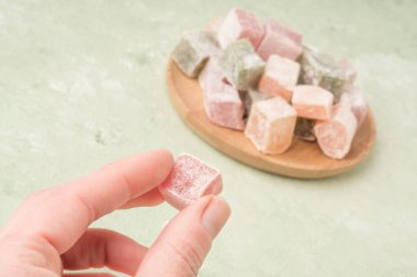 Bir el Türk lokumunu seçse bile geleneksel tatlıdır.