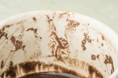 Kahve fincanına yakın çekim. Şekillerden fal bakmanın geleneksel bir yolu.