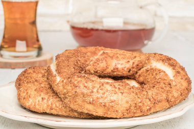 Tahta masadaki Türk simidi ve çayı çıtır çıtır simit.