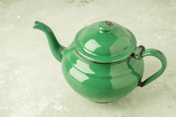 Крупный План Эмалированного Ретро Чайник Зеленом Фоне — стоковое фото