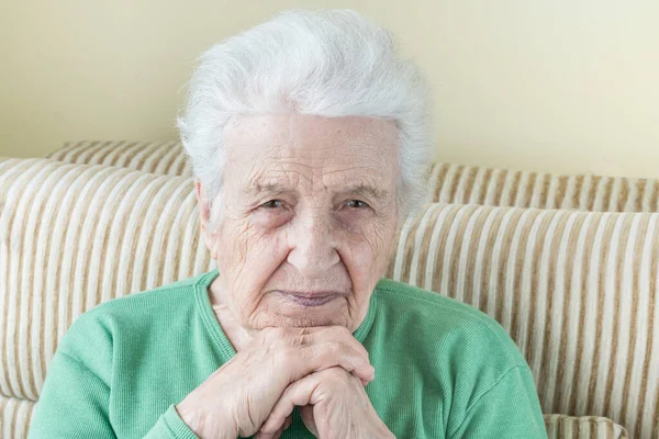 Nahaufnahme Des Faltigen Gesichts Einer Seniorin Die Die Kamera Blickt — Stockfoto