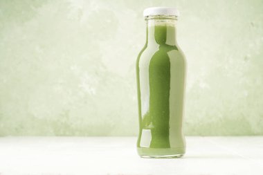 Detoks için cam şişede taze yeşil smoothie.