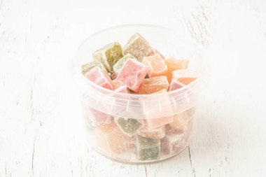 Satmak için plastik kavanozdaki Türk lezzetlerinin renkli çeşitleri