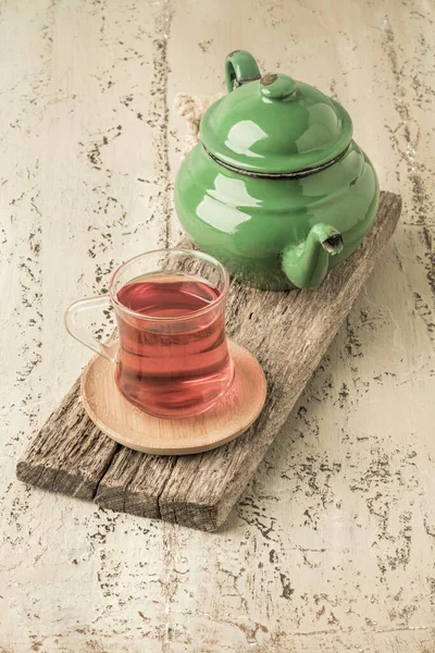 木のテーブルの上にお茶と緑のエナメルティーポット — ストック写真