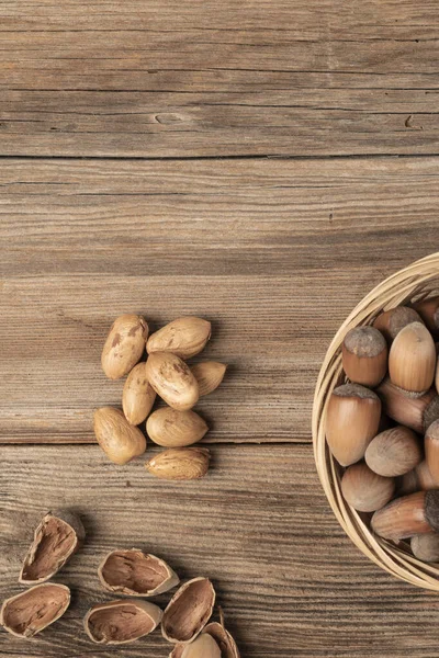 Haufen Geöffneter Und Geschälter Haselnüsse Einem Weidenkorb Auf Einem Holztisch — Stockfoto