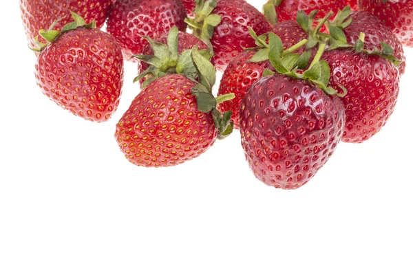Close Van Verse Rijpe Aardbeienvruchten Geïsoleerd Wit Met Kopieerruimte — Stockfoto