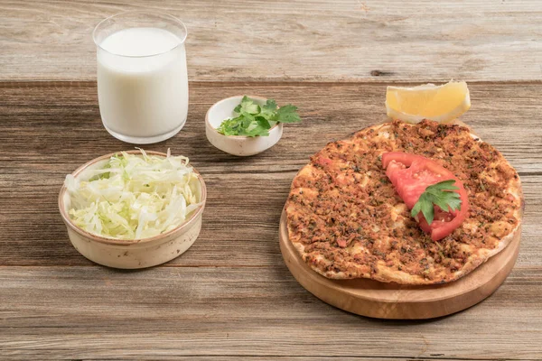 소고기와 양파로 전통적 피자는 음료와 식탁에 내놓는다 — 스톡 사진