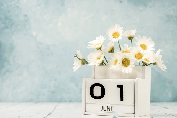 Λευκό Ημερολόγιο Κύβου Για Τον Ιούνιο Διακοσμημένο Λουλούδια Μαργαρίτα Πάνω — Φωτογραφία Αρχείου