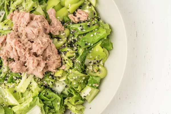 Salat Verde Fresco Con Atún Tazón Sobre Una Mesa Madera —  Fotos de Stock